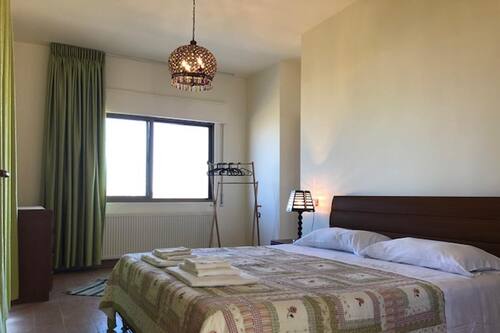 احجز منزل من 4 غرف نوم في عم ان مع إطلالة رائعة على المدينة وشرفة وواي فاي في عمان قارن أسعار الفنادق في عمان