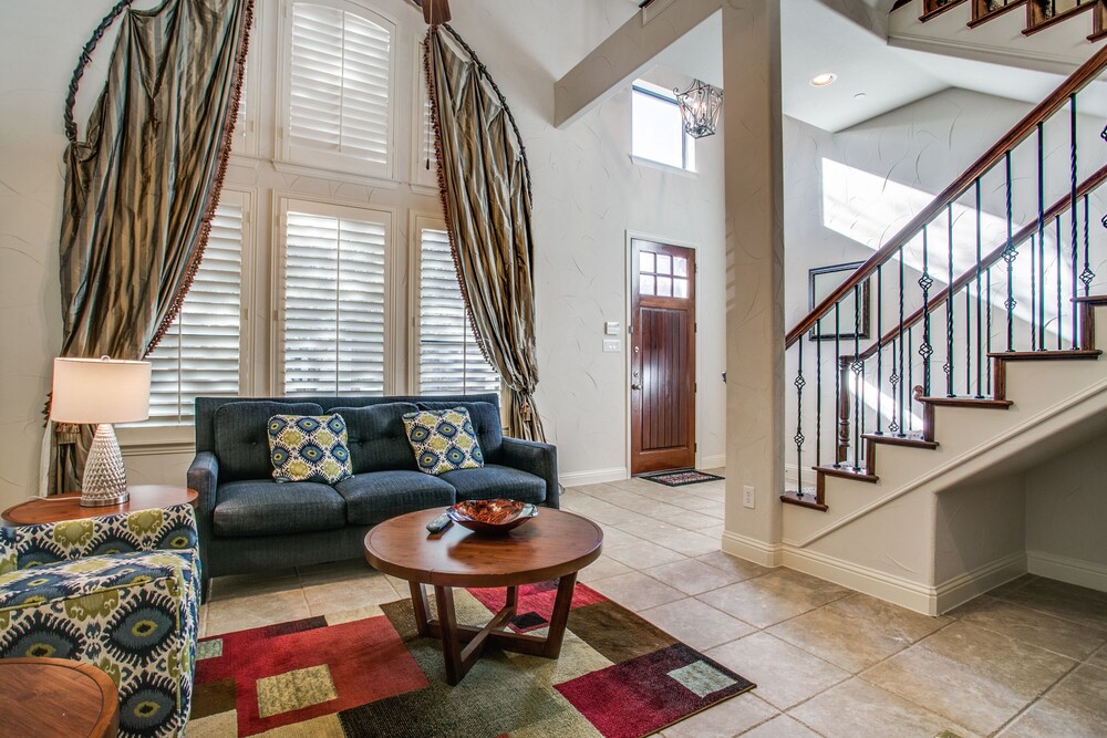 商店街にある美しい家具付きのタウンハウス プレイノ の宿泊予約 ホテルズドットコム