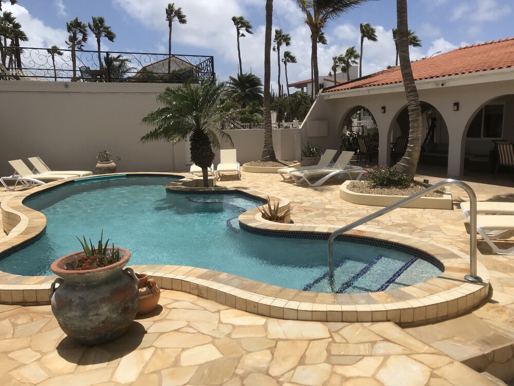 Book Arashi Beach Villa in Noord