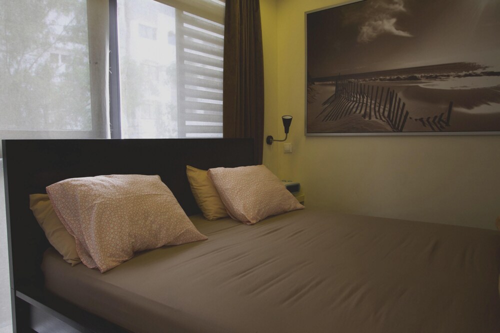 غرفة نوم بيضاء مودرن برجولات خشبية