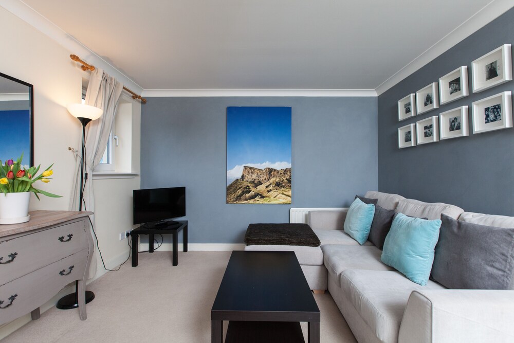 Book Amazing Apartments Holyrood Road In Edinburgh Hotels Com
