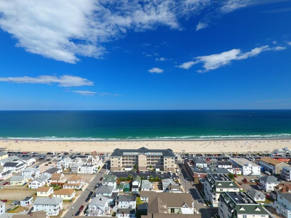 surfers paradise | sleeps 6 | heart of hampton beach!