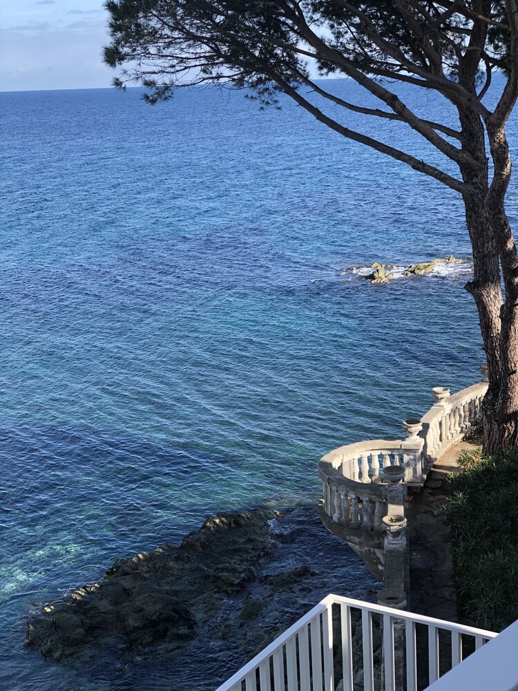 sumptuous house overlooking the sea