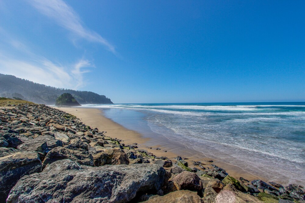 charming oceanfront studio w/ easy beach access and stunning