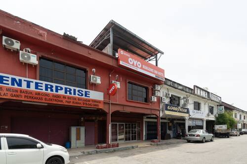 Book OYO 89960 Manjung Inn Hotel in Sitiawan Hotels.com