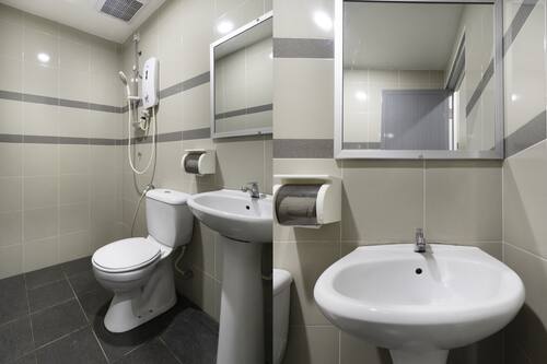 Book OYO 89960 Manjung Inn Hotel in Sitiawan Hotels.com