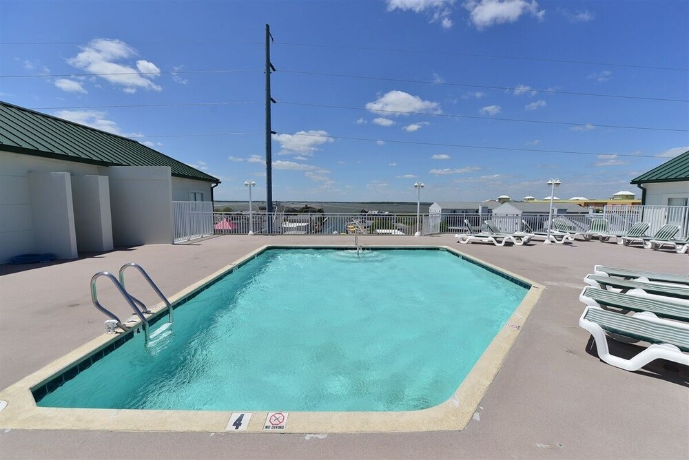 3 bedroom aventurra condo with outdoor rooftop pool, just steps