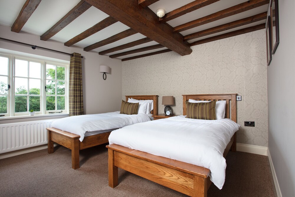 Book Broom Hall Inn in Alcester