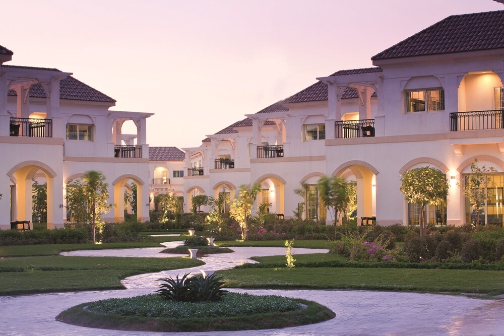 احجز منتجع موڤنبيك شاطئ الخبر في الخ بر قارن أسعار الفنادق في الخ بر