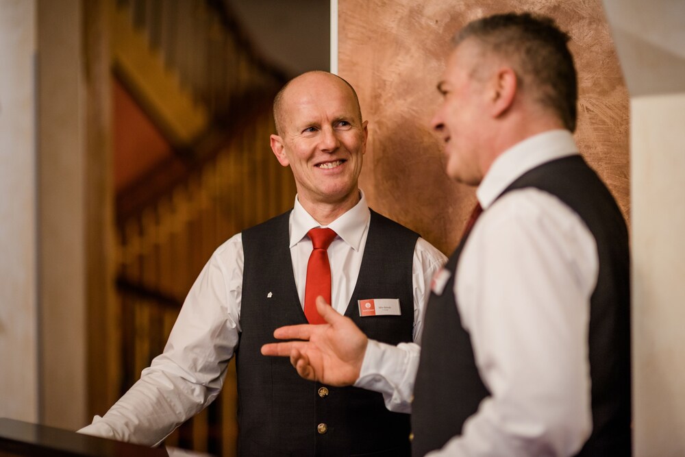 夏冷赫夫浪漫酒店, 斯特拉尔松, 礼宾服务台