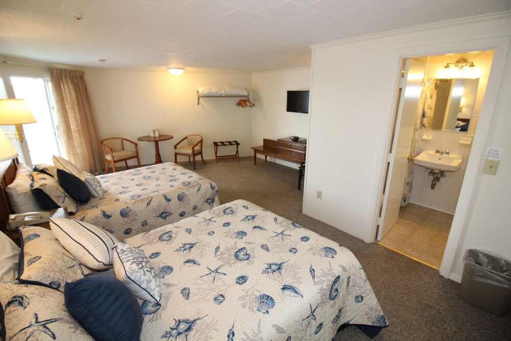Book Hyannis Holiday Motel in Hyannis