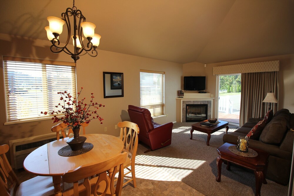 Book Pacific Inn Motel In Forks Hotels Pacific Inn Motel Forks Living Area