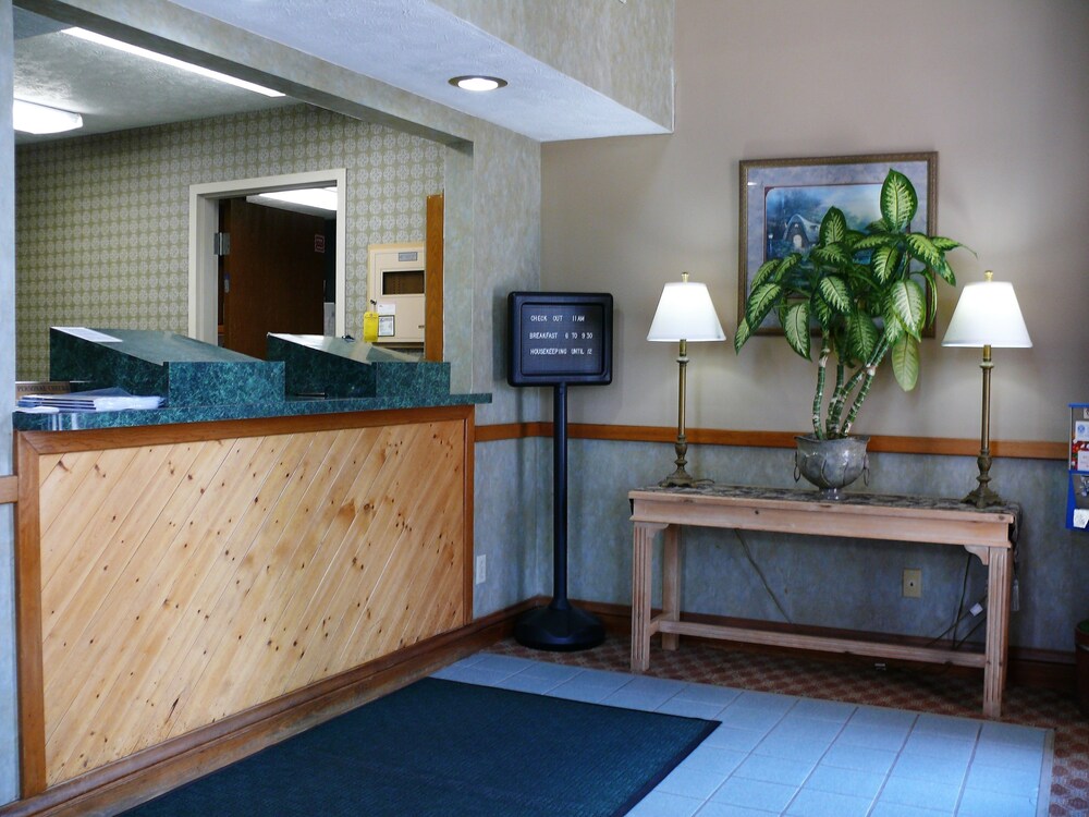 Book The Woodridge Inn In Connersville Hotels The Woodridge Inn Connersville Lobby