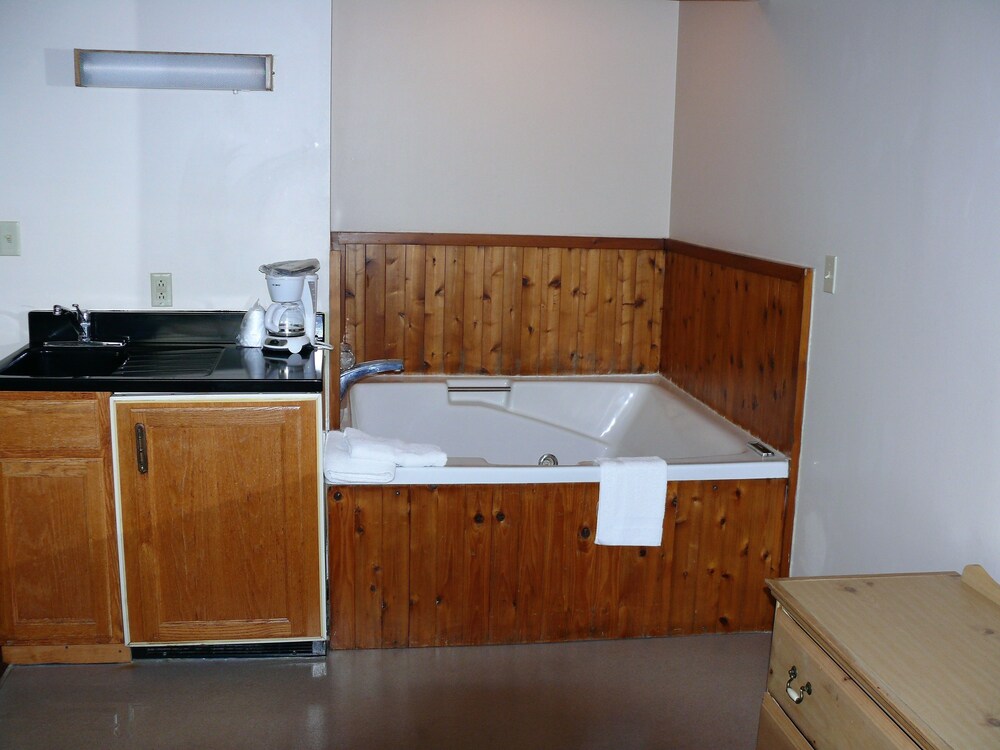 Book The Woodridge Inn In Connersville Hotels