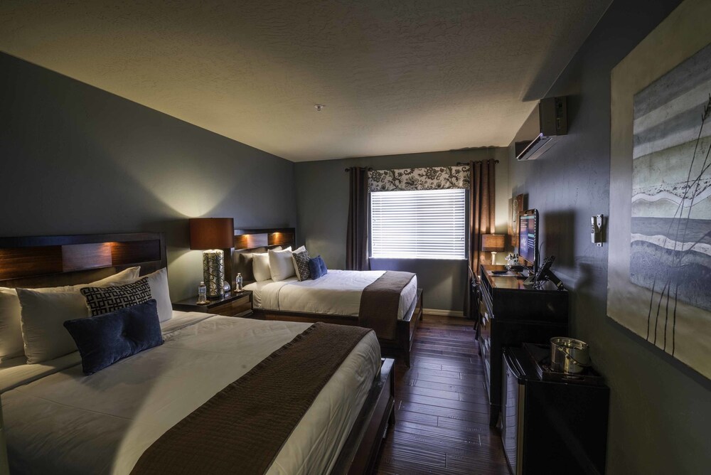 Book The Tavern Hotel In Cottonwood Hotels The Tavern Hotel Cottonwood Deluxe Room 2 Queen Beds Guest