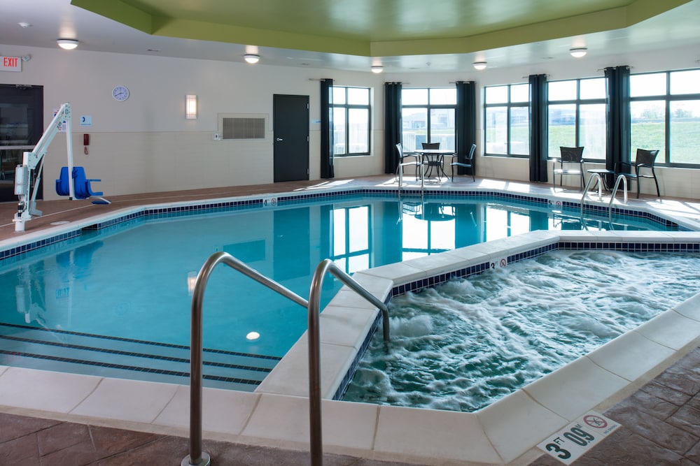 Book Holiday Inn Express And Suites Kansas City Airport In Holiday Inn Express And Suites Kansas City Airport Pool
