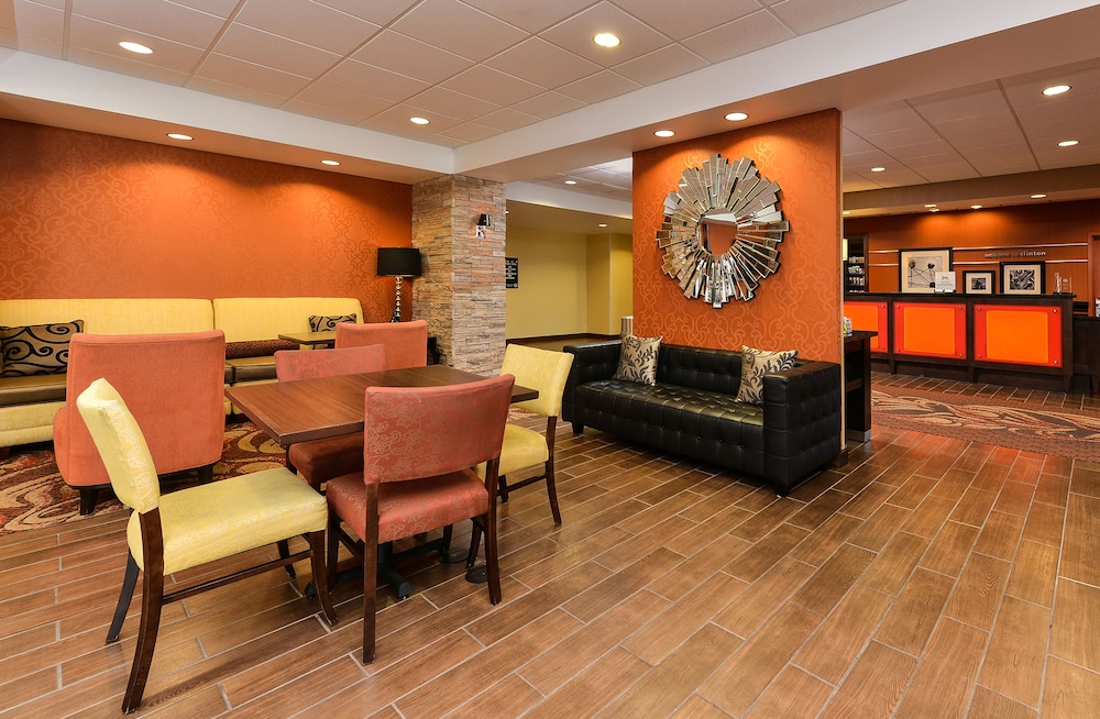 Book Hampton Inn Clinton Ia In Hotels Hampton Inn Clinton Ia Lobby Sitting Area