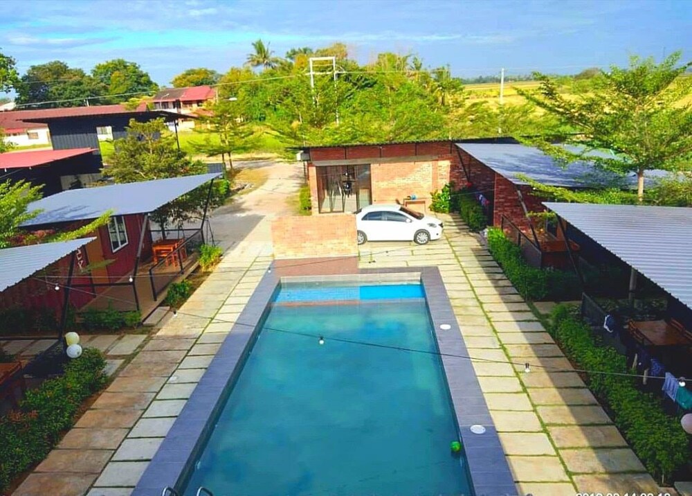 Petak Padin Cottage By The Pool Kepala Batas Hotels Com