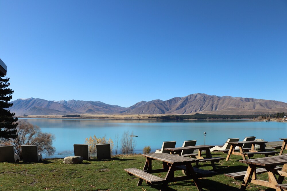 Book Lakes Edge Holiday Park in Lake Tekapo