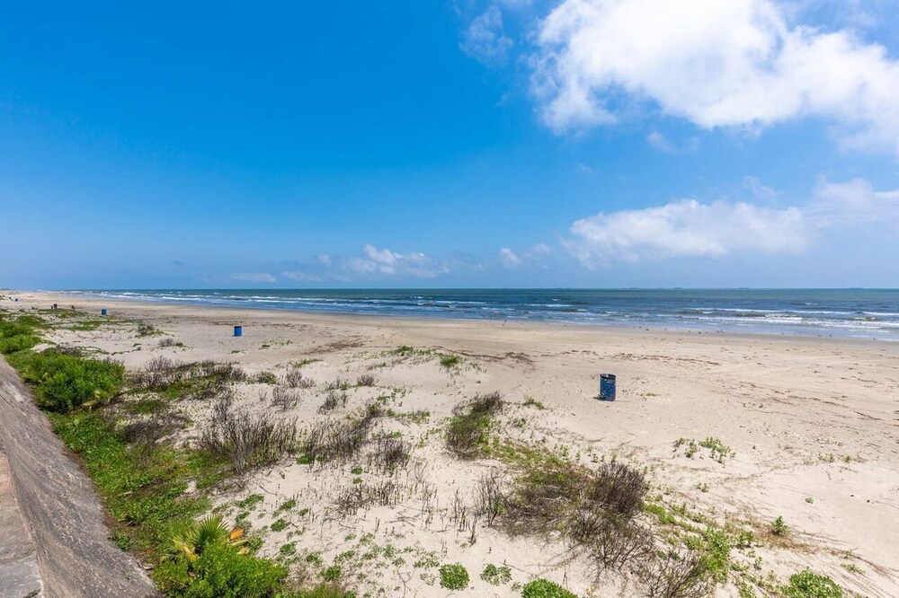 coastal blue at seawall: beach house with gulf view.