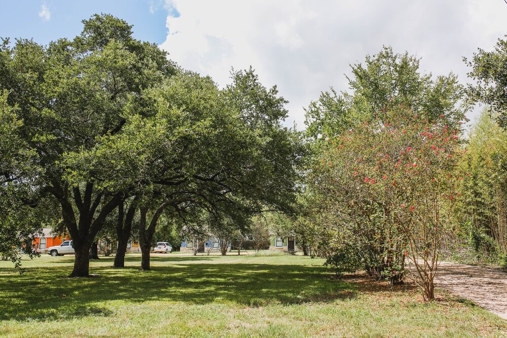 5 mi. from kyle field!