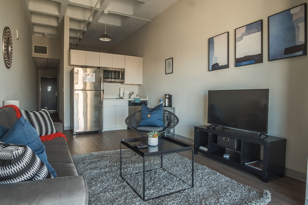 Book Frontdesk 735 West Apts Westown Milwaukee In Milwaukee Hotels Com