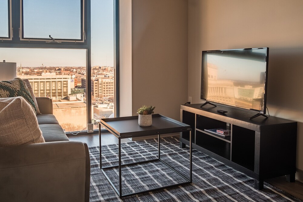 Book Frontdesk 735 West Apts Westown Milwaukee In Milwaukee Hotels Com