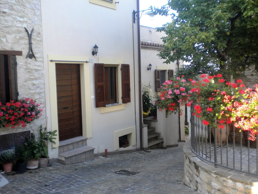 book b b la terrazza sul borgo in valtopina hotels com