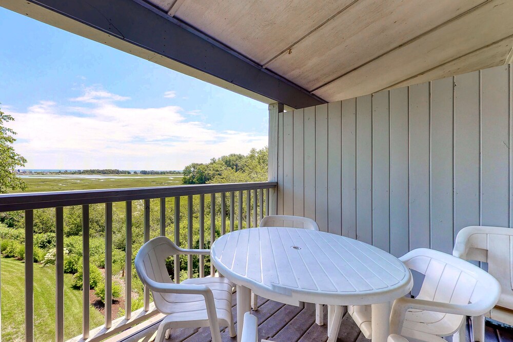 second floor, ocean view condo w/ balcony & shared pool - walk