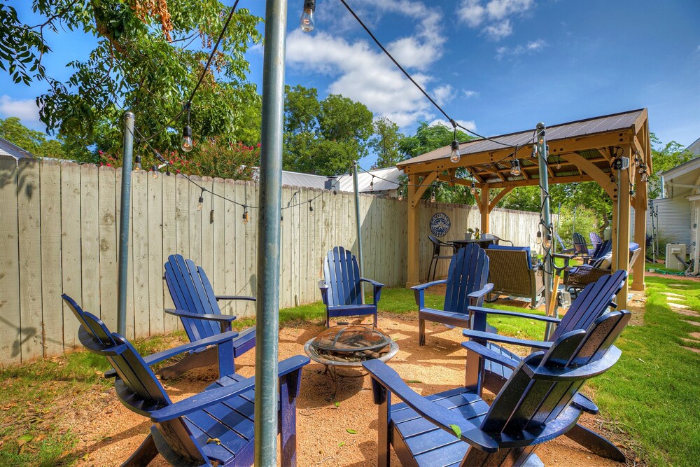 ラグジュリアス ホーム ニア メイン ウィズ ファイヤー ピット アンド アウトドア バー フレデリックスバーグ およびその周辺地域 の宿泊予約 ホテルズドットコム