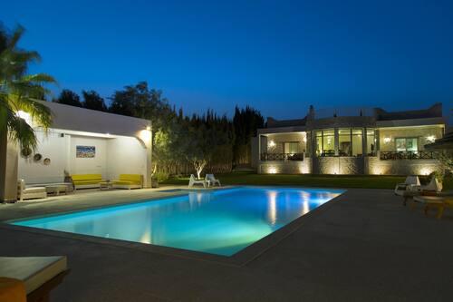 احجز فيلا من 5 غرف نوم في الصويرة مع حمام سباحة خاص وشرفة وواي فاي تبع د 16 كم عن الشاطئ في أكرض قارن أسعار الفنادق في أكرض