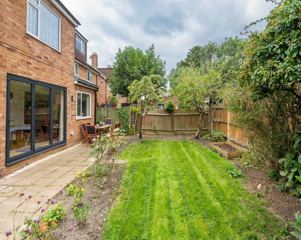 スタイリッシュ 2 ベッド フラット W プライベート ガーデン イン トゥーティング サウス ロンドン ミッチャム の宿泊予約 ホテルズドットコム