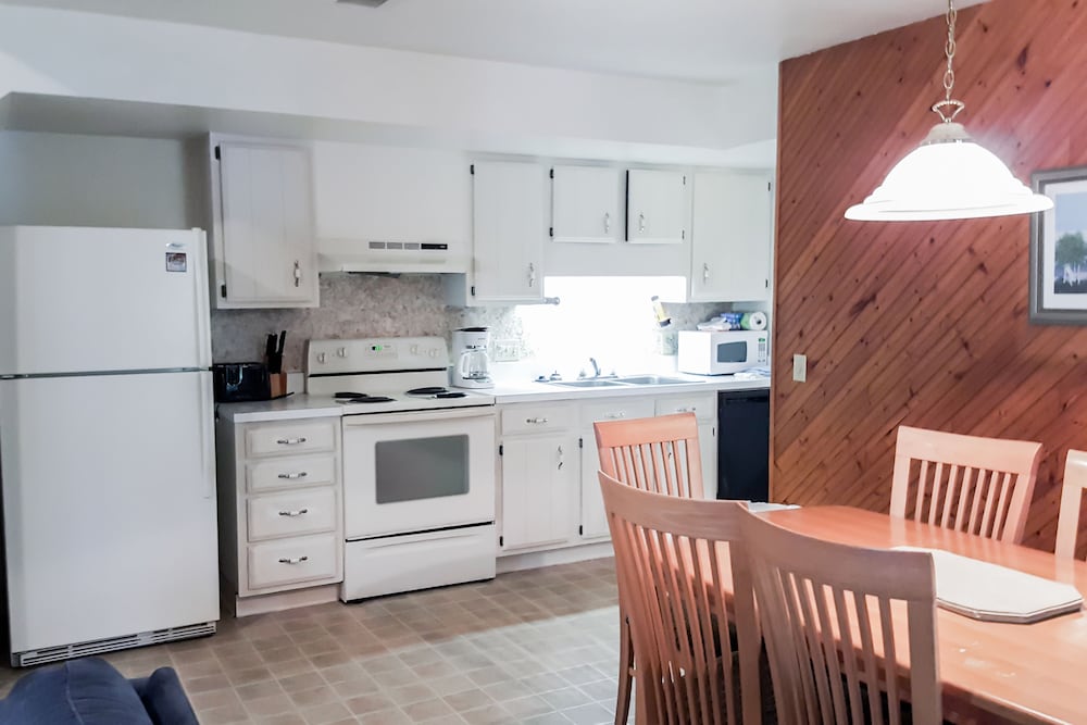 Book Villas Of Ocean Pines In Berlin Hotels Villas Of Ocean Pines Berlin Standard Room In Kitchen