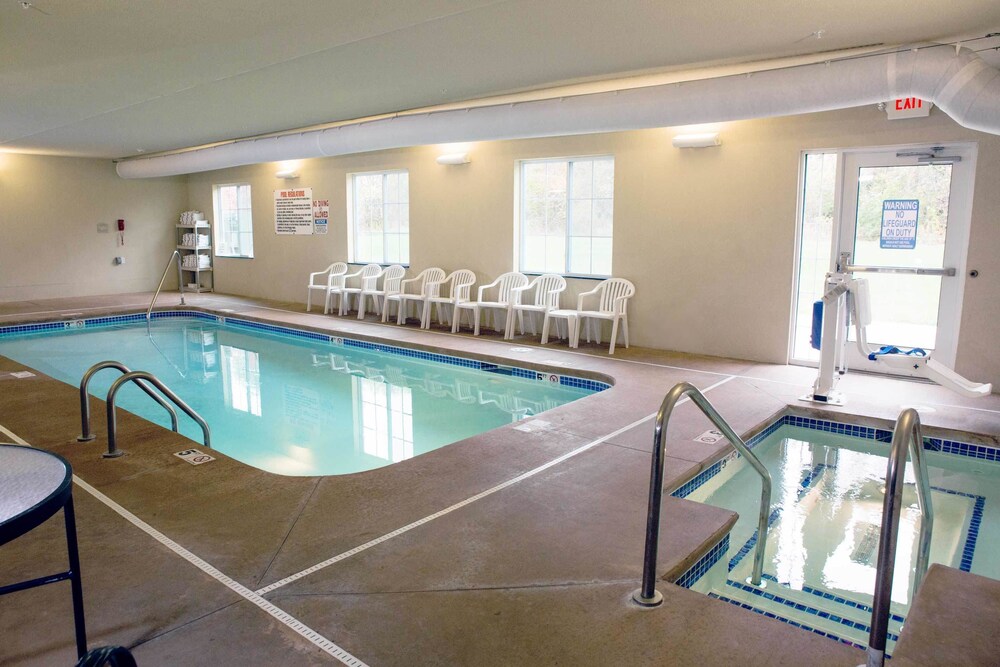 Book Cobblestone Hotel Knoxville In Hotels Cobblestone Hotel Knoxville Pool