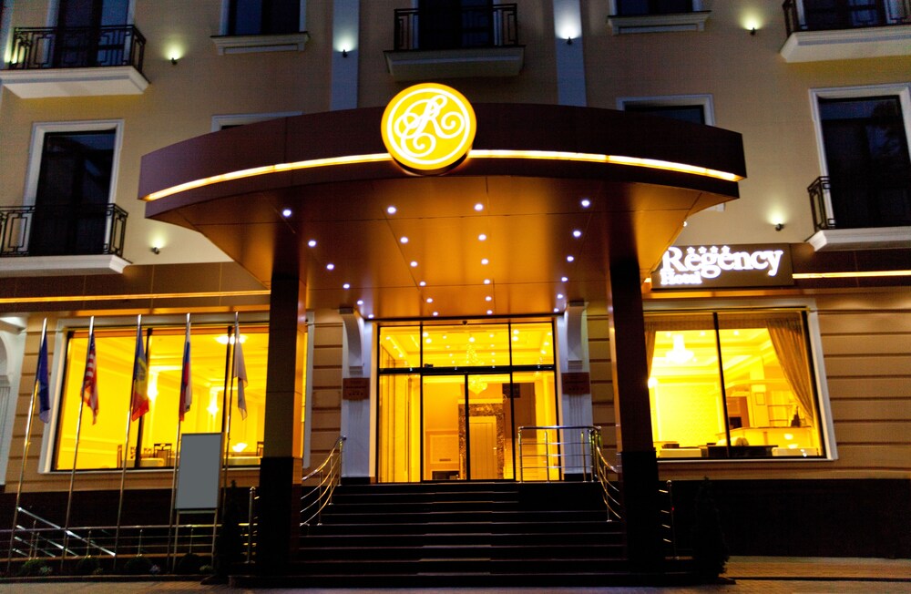 酒店正门 - 夜景