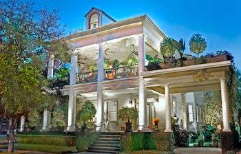Save With These Awesome Savannah Hotel Deals Georgia Hotels Picture Of The Galloway House Inn In Savannah