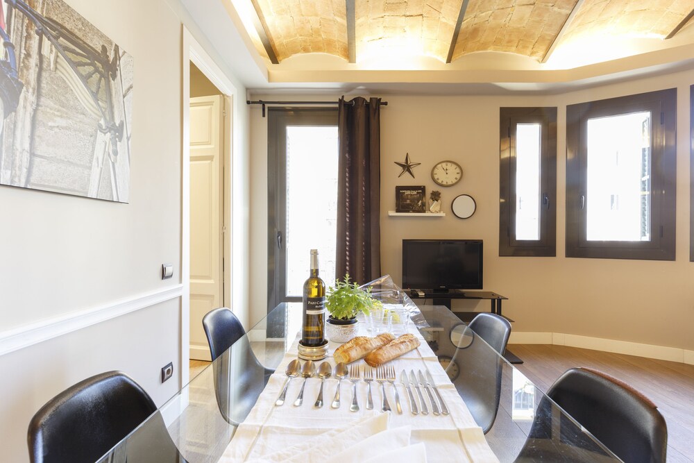 Book Ainb Eixample Miro Apartments In Barcelona Hotels Com