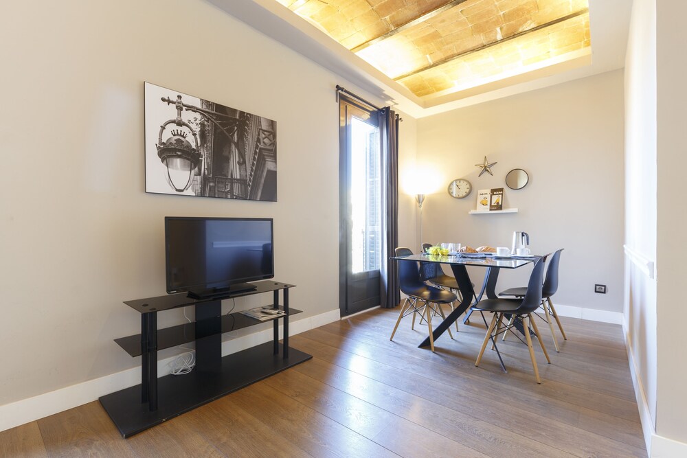 Book Ainb Eixample Miro Apartments In Barcelona Hotels Com