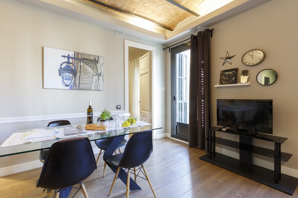 Book Ainb Eixample Miro Apartments In Barcelona Hotels Com