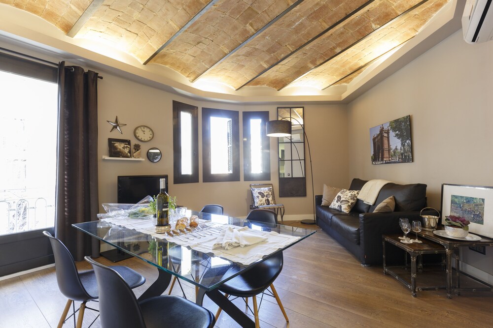 Book Ainb Eixample Miro Apartments In Barcelona Hotels Com