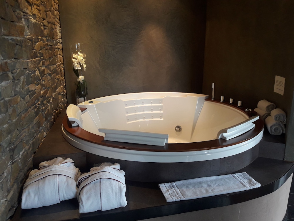 利斯酒庄酒店, 昂斯尼, 特级双人房, 室内 spa 浴缸