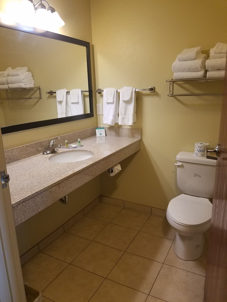 Book Cobblestone Inn Suites Bottineau In Hotels Cobblestone Inn Suites Bottineau Room 2 Queen Beds Bathroom