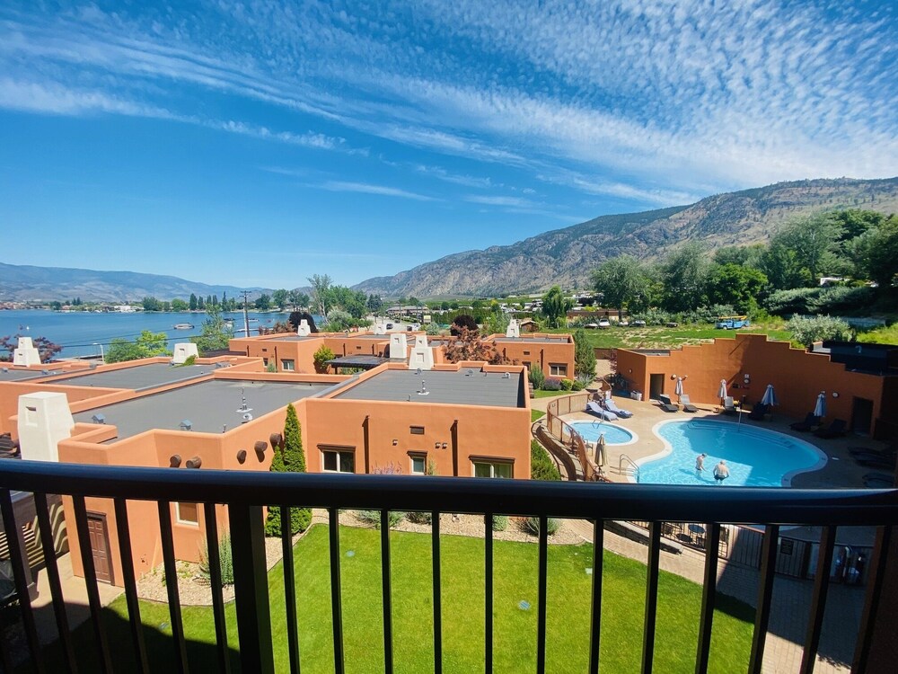 mesmerizing 3 bedroom condominium