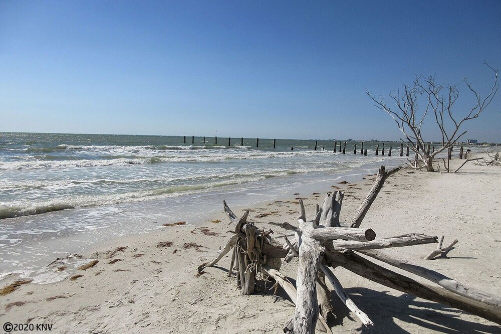 best bargain on the beach! estero beach and tennis club 107b