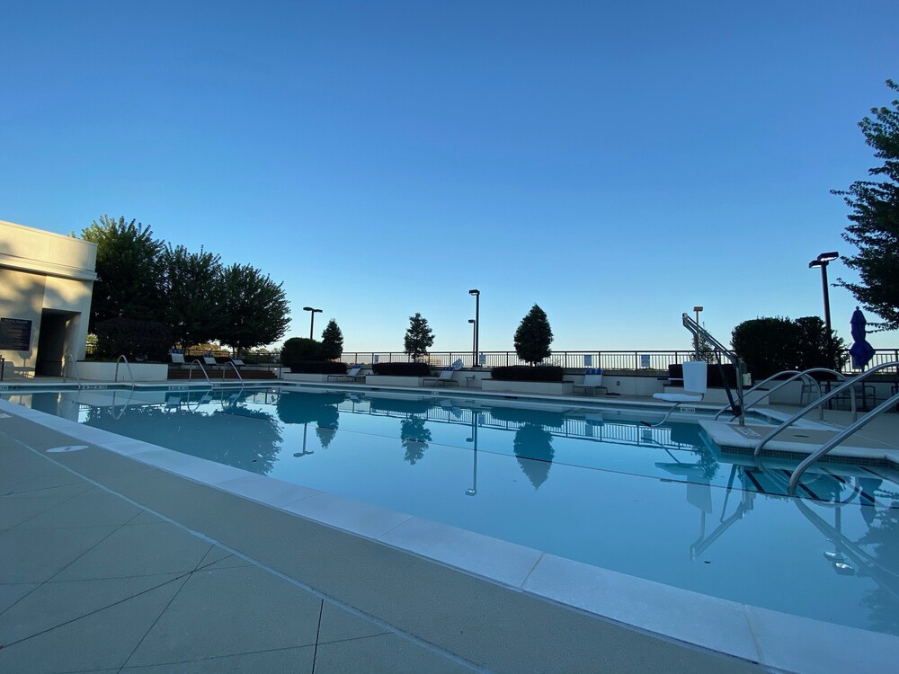 luxury buckhead high-rise with free parking, gym, pool and wifi!