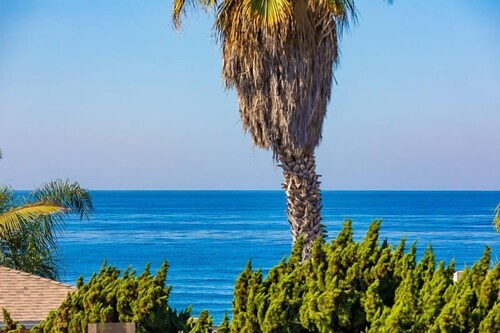 charming beach condo w/ peak views   steps to sand!