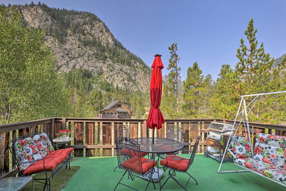 updated cabin w/ rustic charm, walk to town!