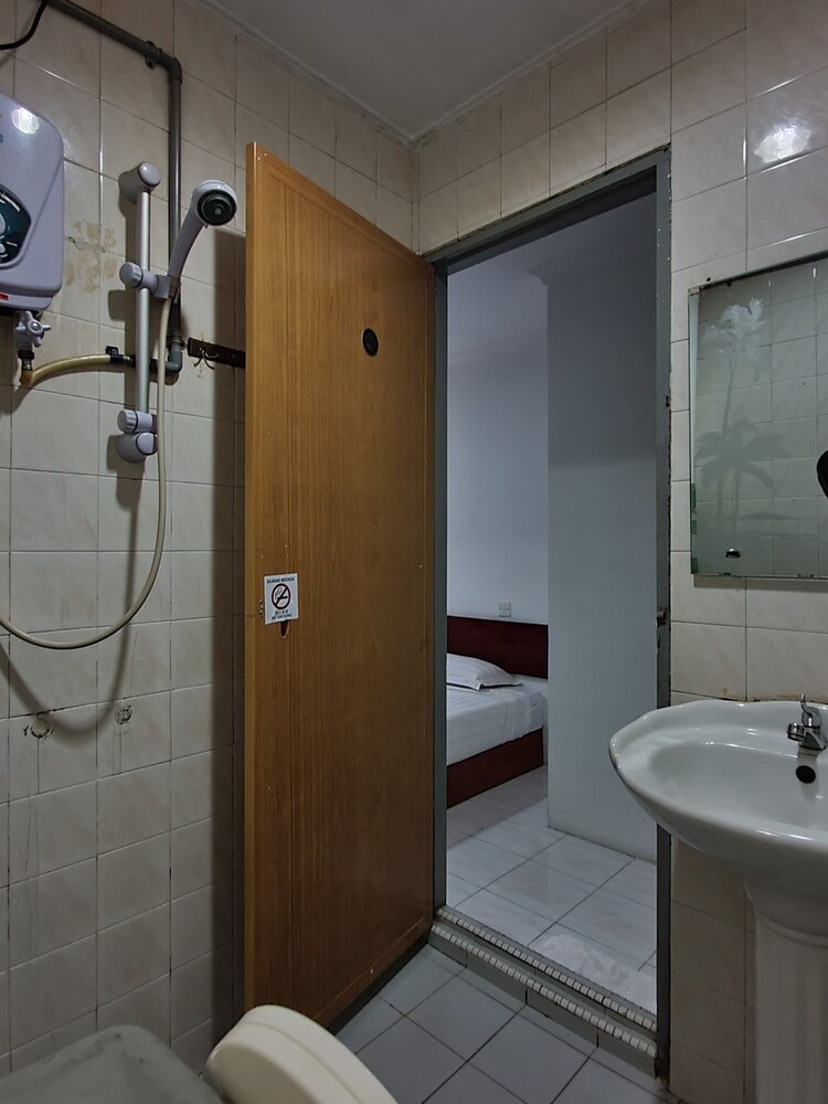 Book OYO 90185 168 Inn in Bintulu Hotels.com