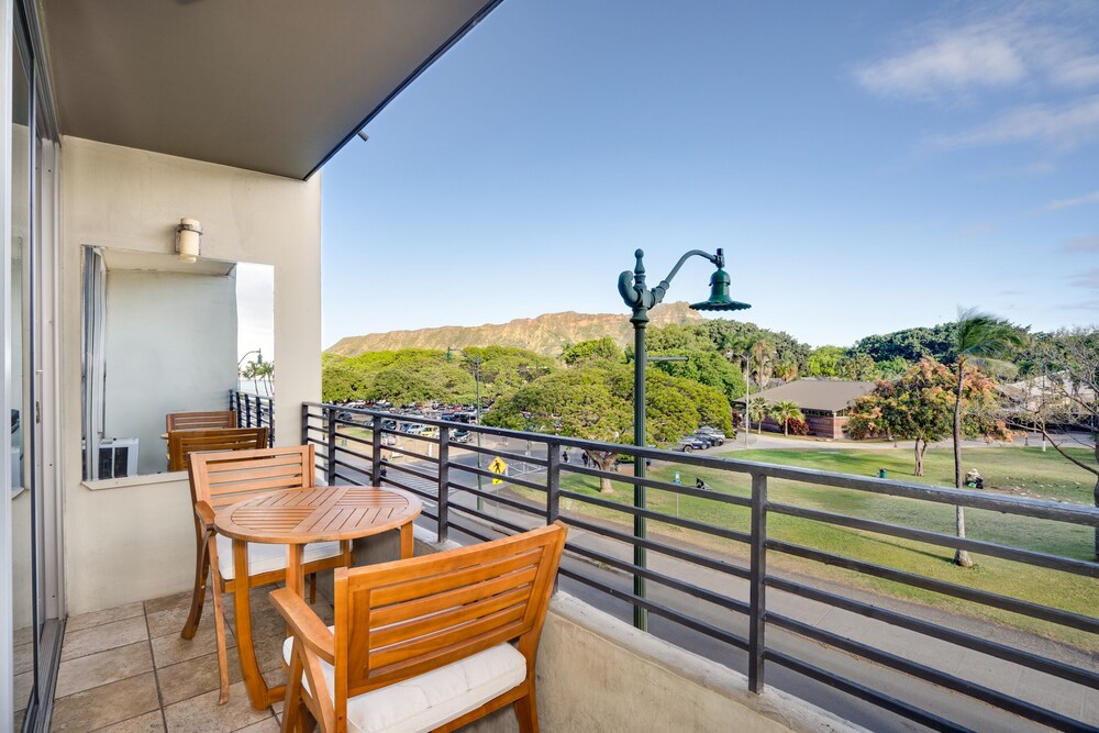 comfortable studio to call home in waikiki w/pool