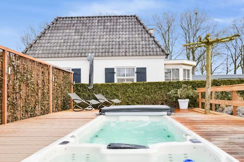 Great Holiday Home At The Efteling With A Heated Swimming Pool And Jacuzzi In On Kaatsheuvel Netherlands Kaatsheuvel Hotel Discounts Hotels Com